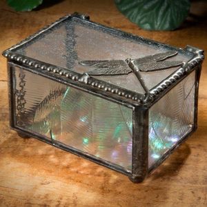 Boîte à bijoux en laiton et verre de qualité supérieure avec un cadre géométrique époustouflant et un savoir-faire artistique pour le rangement des bijoux modernes - Product Image 2