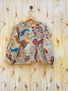 Veste Kantha matelassée bohème à fleurs, beige vintage, réversible, veste en coton Kantha pour femmes, cadeaux durables - Product Image 6