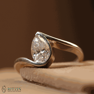 Bague de fiançailles de style solitaire avec diamant taille poire pour femme - Product Image 1