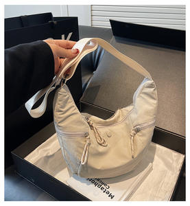 Sac à bandoulière élégant en forme de croissant avec sangle réglable, design multi-poches, fermetures éclair lisses, tirettes en corde, style décontracté et tendance - Product Image 1