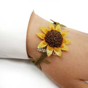 Bracelet Tournesol Spécial avec Dentelle Aiguille Design Pièce de Bijouterie Unique - Product Image 1