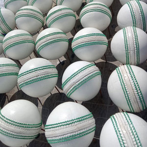 Color cuero rojo Cricket bola dura Logotipo de Color personalizado nueva calidad de exportación Venta caliente cuero genuino cosido a mano - Product Image 2