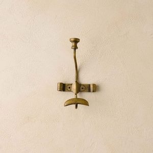 Ganchos de Pared Elegantes de Latón para Pasillos con Detalles Antiguos Tradicionales y Diseño Moderno para Decoración del Hogar y la Oficina - Product Image 1