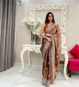 À la mode dernière Collection Spray Print soie Saree séquence travail avec Blouse Bangalore soie vente en gros usine approvisionnement - Product Image 6