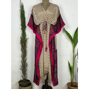 Robe Kaftan Bohème Vintage pour Femme, Longue et Fluide, en Soie Recyclée et Sari avec Motifs Floraux Artistiques en Cachemire, Idéale pour la Plage et les Tenues de Plage - Product Image 1