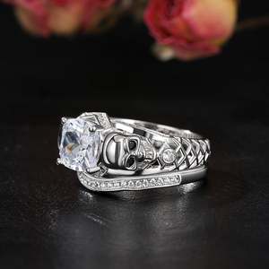Bague de mariage Jeulia Until Death Hollow en argent sterling avec deux crânes taillés en coussin - Product Image 6