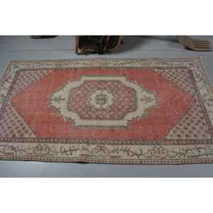 Alfombra Turca Vintage de 3.6x7 pies, Alfombra Roja y Blanca con Diseño de Plantas y Árboles - Product Image 3