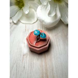Anillo de Plata de Ley con Turquesa Navajo Kingman, Elegante Engaste de Bisel Chapado en Oro Rosa, Marca Privada Licenciada 'IS' - Product Image 6