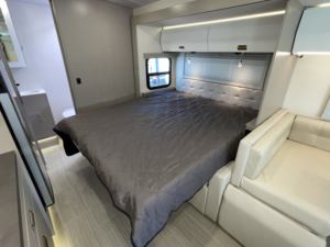 Camping-car de luxe classe C Winnebagos View 2025 d'occasion avec intérieurs spacieux en aluminium et acier, 4 à 8 passagers, à vendre - Product Image 3