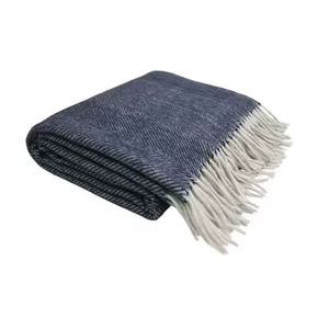 Manta de espiga de lana Premium en diseño atemporal azul marino para hogares modernos - Product Image 1