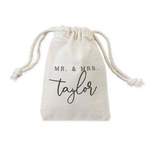 ปรับแต่งได้ตามต้องการสำหรับคุณนายและคุณนายภรรยา ถุงของชำร่วยงานแต่งงาน ถุงผ้าฝ้าย 6 แพ็ค พร้อมชื่อเขียนอยู่ - Product Image 1