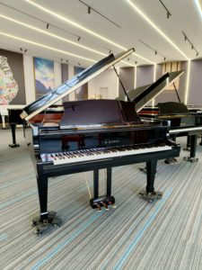 Piano de cola Kawai KG3C en excelentes condiciones, entrega rápida, acabado elegante original, teclas suaves, de segunda mano, 88 teclas - Product Image 2