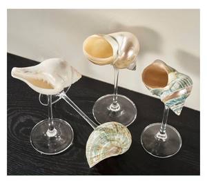 Copa de vino de vidrio inspirada en conchas marinas únicas que aportan vibraciones oceánicas a su experiencia de beber - Product Image 1