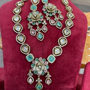 Bijoux indiens tendance Collier floral Kundan Meena serti de pierres vertes et roses Mariage de mariée Plaqué or Bijoux de créateur - Product Image 1
