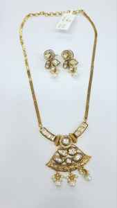 Collier pendentif Kundan de qualité supérieure avec pierres vertes et boucles d'oreilles Bijoux élégants pour femmes pour des fonctions culturelles et festives - Product Image 3