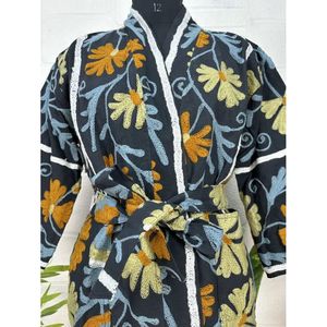 Veste artisanale de style bohème avec broderie Suzani, motifs floraux vibrants, écologique, fabriquée à la main, cadeau pour le printemps et l'automne - Product Image 2