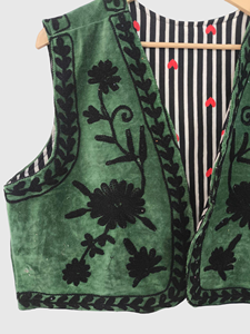 Chaleco de terciopelo verde para mujer, bordado floral, cuello en V, sin mangas, estilo bohemio, hecho a mano, corto. - Product Image 4