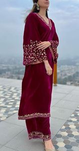 Embellissez les perles de verre en cristal, travail de Dabka sur la longue robe élégante de Kurta avec Salwar sur le tissu de velours pour la partie/mariage - Product Image 2