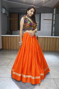 Dernier concepteur de couleur orange lehenga choli en tissu de coton rayonne avec uni, Gota Patti et Kali travaillent pour la collection Navratri - Product Image 3
