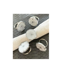 Servilletero de resina altamente decorativo con artesanía detallada, el más adecuado para bodas, cenas festivas o decoración elegante - Product Image 1