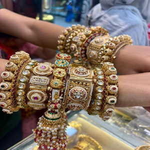 Brazalete de latón color oro rosa de alta costura con racimos de piedras en forma de lágrima y brillo. Disponible a precios de mayoreo. - Product Image 5