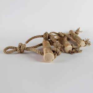 Jouet à mâcher minimaliste en bois et chanvre pour chien, favorise des habitudes de mâchage saines, une durée de jeu prolongée et un lien solide entre le chien et son propriétaire. - Product Image 2