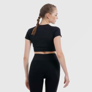 เสื้อยืดโยคะไร้ตะเข็บ Pace สีดำ - เสื้อออกกำลังกายที่สวมใส่สบายและมีสไตล์ - Product Image 2