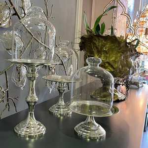 Herramienta de pastel de 3 niveles de aluminio atemporal con base redonda con acabado dorado diseñada para hogares modernos de inspiración rústica o vintage - Product Image 3