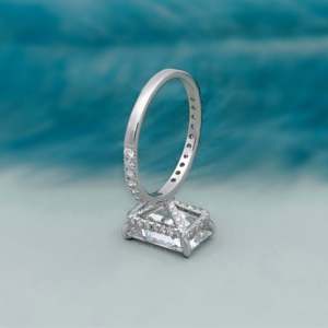 Anillo de compromiso de oro blanco con diamante de talla radiante certificado por IGI, con banda pavé, engaste de 4 puntas y halo oculto - Product Image 5
