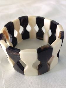 Pulseras elásticas de nácar y cuerno de alta calidad en diseños Pulseras dotadas de nácar Brazaletes para niñas - Product Image 3