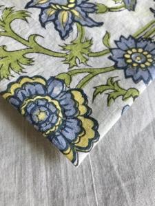 Tela de Algodón Estampada a Mano con Diseño Floral Botánico de Vid Azul y Oliva sobre Base Blanca - Product Image 2