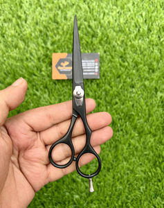 Tijeras de corte de pelo profesional de alta calidad, tijeras de salón de acero inoxidable japonesas, punta de hoja afilada para una peluquería segura - Product Image 1