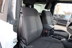 Jeep Wrangler Sport SUV essence 4x4 R19 en alliage d'aluminium avec caméra, modèle 2023, neuf et impeccable - Product Image 2