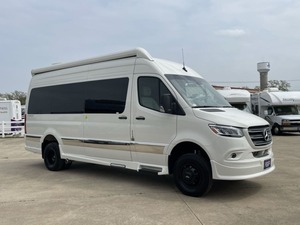 Autocaravana de Lujo USA Blue Whale Tourer, Personalizada y de Alta Calidad, en Venta a un Precio Accesible - Product Image 6