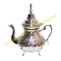 Théière marocaine vintage en laiton plaqué argent, fabrication artisanale, motif floral géométrique complexe gravé, écologique, durable, portable