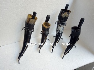 Corne à boire de style viking personnalisable, fabriquée à la main, écologique, avec sangle en cuir poli et support en métal pour les passionnés - Product Image 5