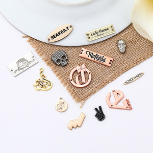 Etiqueta de Metal Personalizada para Ropa y Gorras, con Logotipo Grabado, Electrochapada y Fundida a Presión - Product Image 1
