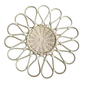 Ensemble d'assiettes de présentation élégantes, faites à la main, de couleur naturelle, napperons en rotin tissé blanchi à la chaux, cadeau personnalisé écologique - Product Image 1