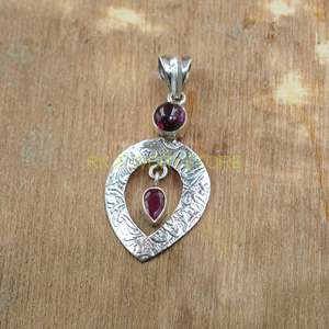 Pendentif artisanal en argent sterling 925 avec grenat et rubis naturels |   Pendentif en argent et pierres précieuses de style bohème artisanal - Product Image 4