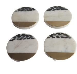 Regalo de inauguración de la casa único forma redonda y posavasos de lujo de piedra gris mármol y posavasos de madera para bebidas para uso hecho a mano - Product Image 1