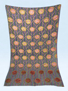 Robe somalienne traditionnelle de luxe Maqbal Dirac grise à fleurs brodées, en tissu transparent doux, avec un châle rose - Product Image 2
