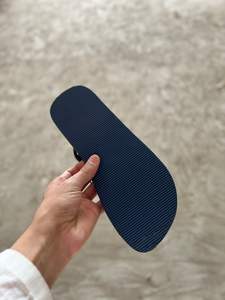 Sandalias de estilo saudí para hombres y mujeres sandalias árabes con estampado de serpiente hechas a mano - Product Image 3