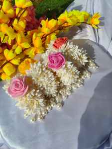 Gajra artisanal en jasmin et rose avec perles Latkan, style indien/pakistanais, pour mariages, Haldi, Mehndi, Sangeet, Nikah, Walima - Product Image 3