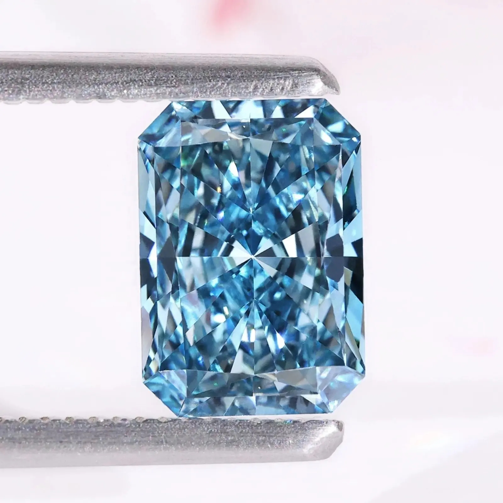Presentación de laboratorio natural cultivado 4 quilates elegante azul intenso VVS 2 excelente corte esmeralda diamante fabricación empresa joyería