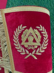 Grand Tablier de Prêtre avec Poignets de Col et Couronne Rouge - Product Image 5