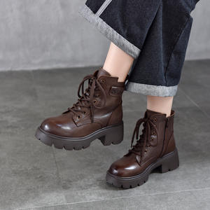 Bottes de moto en cuir vintage pour femmes, doublées de fourrure chaude, antidérapantes, pour temps froid, style motard, avec boucles et sangles - Product Image 1