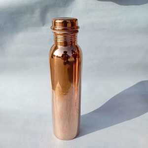Bouteille d'eau en cuivre indien de haute qualité la plus vendue avec un design traditionnel élégant et des verres de bien-être en métal pur avec couvercle - Product Image 2