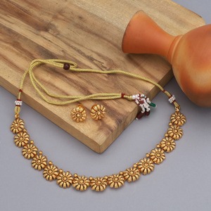 Ensemble de collier en laiton poli le plus vendu avec des accents de pierres précieuses adaptés aux soirées et aux cadeaux avec emballage personnalisé - Product Image 1