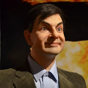 Statua in Silicone Realistica Fatta a Mano dell'Icona Classica della Commedia Britannica per Musei e Luoghi di Intrattenimento - Product Image 1
