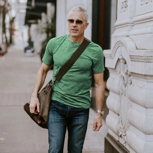 T-shirt personnalisé à imprimé graphique surdimensionné en éponge française 100% coton pour homme, coupe courte, manches courtes avec logo sur le devant - Product Image 4